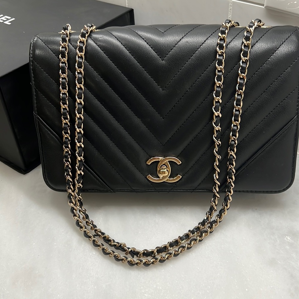 Authentic Chanel medium flapbag - like new with all accessories!